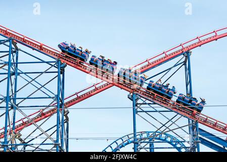 Les amateurs de sensations fortes se sont évertés à l'aventure en rollercoaster Pepsi Max Big One coupe transversale Banque D'Images