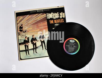 Le groupe de rock anglais The Beatles Music album on vinyle record LP disc. Intitulé: Quelque chose de nouveau Banque D'Images