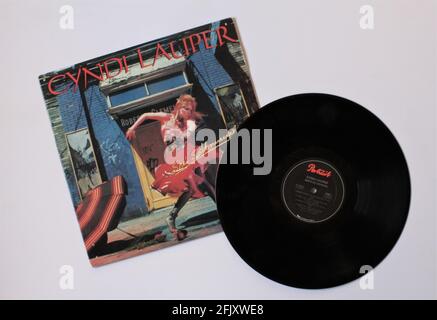 Pop et nouvel artiste de vague, Cyndi Lauper album de musique sur vinyle disque LP. Intitulé : elle est si inhabituelle Banque D'Images