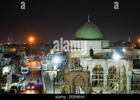 Mossoul, Irak. 26 avril 2021. Une vue depuis le toit d'une maison détruite montre la mosquée détruite d'Al-Nuri la nuit. La mosquée Al-Nuri a été construite en 1172 et qui comprend également le minaret Al-Hadba, est actuellement en cours de reconstruction dans son ancienne conception par l'UNESCO après qu'elle ait été détruite pendant la guerre contre l'EI (État islamique d'Irak et de Syrie). Crédit : SOPA Images Limited/Alamy Live News Banque D'Images