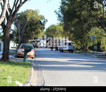 Les policiers et les pompiers de Hialeah arrivent à l'arrêt d'une scène de crime de poursuite de voiture où ils ont bloqué de nombreuses rues. Comté de Miami Dade. Banque D'Images