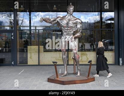 Berlin, Allemagne. 26 avril 2021. La chaîne de fitness Gold's Gym ouvre son premier emplacement de société en Europe à Spandau. Voici un chiffre devant l'entrée. Il s'agit d'une salle de sport au CO2 neutre et en plus à climat neutre qui veut établir un signe pour une plus grande sensibilisation environnementale dans l'industrie de la forme physique. Le plancher d'entraînement fait de vieux pneus de voiture ainsi que des carreaux faits de bouteilles en plastique utilisées. Il y a 150 vélos Boost disponibles, qui produisent de l'électricité avec l'aide de la puissance musculaire. Credit: Jens Kalaene/dpa-Zentralbild/ZB/dpa/Alay Live News Banque D'Images