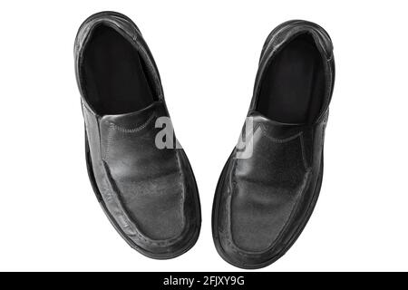 Vieilles chaussures mocassins en cuir noir poussiéreux pour homme d'affaires, vue du dessus isolée sur fond blanc Banque D'Images