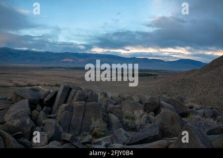 Les Tungsten Hills sont situés à l'extérieur de Bishop, dans le comté d'Inyo, en Californie, et offrent une vue magnifique sur les montagnes environnantes. Banque D'Images