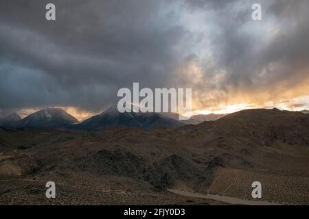 Les Tungsten Hills sont situés à l'extérieur de Bishop, dans le comté d'Inyo, en Californie, et offrent une vue magnifique sur les montagnes environnantes. Banque D'Images