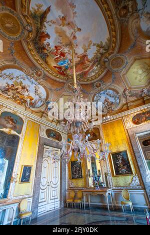 Lustres précieux et plafonds ornés de fresques, Palais Royal de Caserta, Reggia di Caserta une des plus grandes résidences royales du monde, UNESCO World Banque D'Images