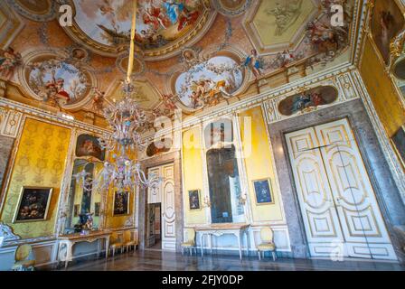 Lustres précieux et plafonds ornés de fresques, Palais Royal de Caserta, Reggia di Caserta une des plus grandes résidences royales du monde, UNESCO World Banque D'Images