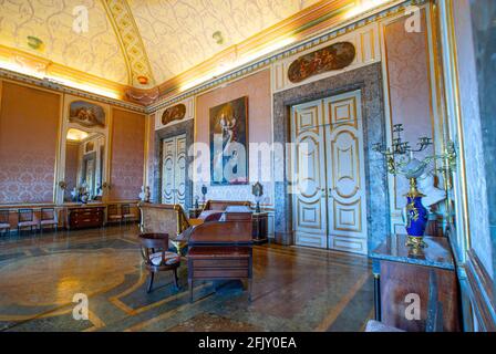 Lustres précieux et plafonds ornés de fresques, Palais Royal de Caserta, Reggia di Caserta une des plus grandes résidences royales du monde, UNESCO World Banque D'Images