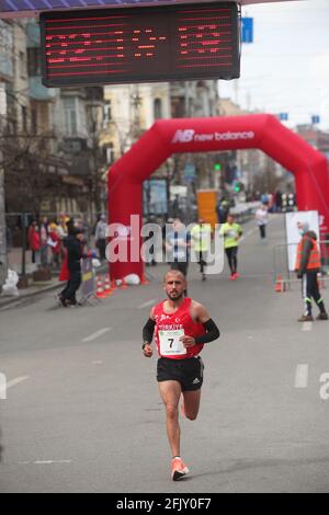 Non exclusif: KIEV, UKRAINE - 25 AVRIL 2021 - Huseyin CAN de Turquie réclame l'argent dans le marathon masculin pendant le Marathon Euro de Kiev 2021 prenant pl Banque D'Images