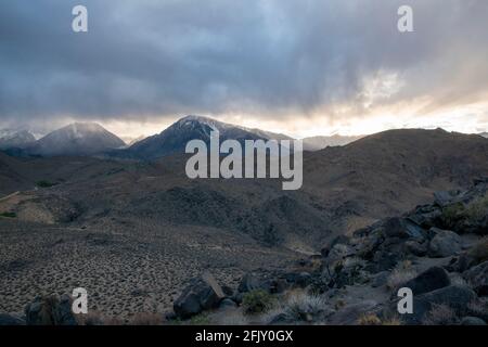 Les Tungsten Hills sont situés à l'extérieur de Bishop, dans le comté d'Inyo, en Californie, et offrent une vue magnifique sur les montagnes environnantes. Banque D'Images