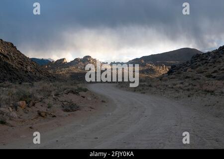 Les Tungsten Hills sont situés à l'extérieur de Bishop, dans le comté d'Inyo, en Californie, et offrent une vue magnifique sur les montagnes environnantes. Banque D'Images