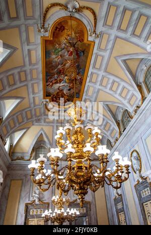 Lustres précieux et plafonds ornés de fresques, Palais Royal de Caserta, Reggia di Caserta une des plus grandes résidences royales du monde, UNESCO World Banque D'Images