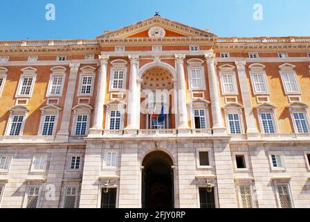 Entrée principale de Reggia di Caserta ouverte au public après l'isolement dû à l'urgence de Covid-19, Palais Royal de Caserta, l'un des plus grands rés royaux Banque D'Images