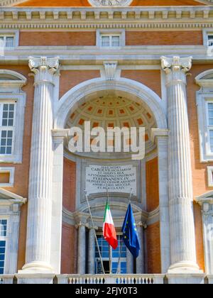 Entrée principale de Reggia di Caserta ouverte au public après l'isolement dû à l'urgence de Covid-19, Palais Royal de Caserta, l'un des plus grands rés royaux Banque D'Images