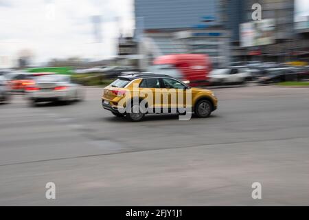 Ukraine, Kiev - 20 avril 2021: Voiture jaune Volkswagen T-Roc se déplaçant dans la rue. Éditorial Banque D'Images