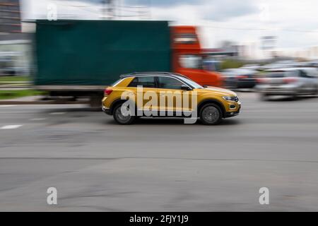 Ukraine, Kiev - 20 avril 2021: Voiture jaune Volkswagen T-Roc se déplaçant dans la rue. Éditorial Banque D'Images