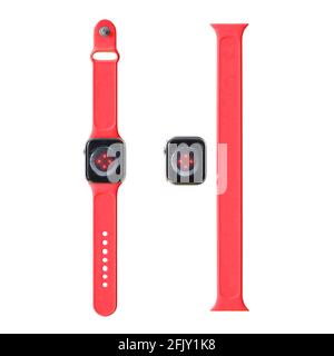 Apple Watch série 6 Sport 44 mm argent aluminium boîtier avec Sport Band avec application d'activité sur l'écran. Isolé sur fond blanc. Banque D'Images