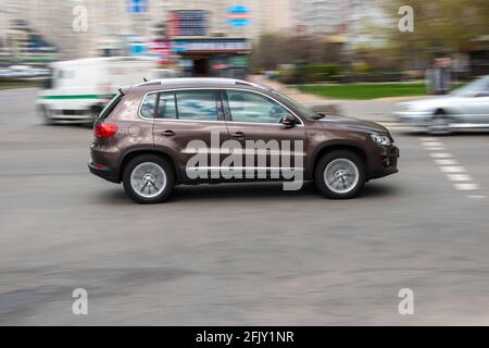 Ukraine, Kiev - 20 avril 2021 : voiture Volkswagen Tiguan marron se déplaçant dans la rue. Éditorial Banque D'Images