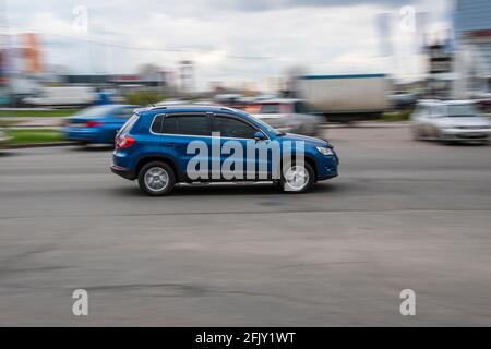 Ukraine, Kiev - 20 avril 2021: Voiture légère Blue Volkswagen Tiguan se déplaçant dans la rue. Éditorial Banque D'Images