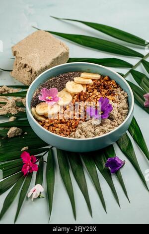 Bol à smoothie avec graines de bananes et granola de la halva Banque D'Images