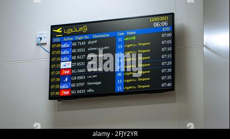 Informations sur les départs affichées en tamoul à la télévision à l'aéroport international de Chennai. Banque D'Images