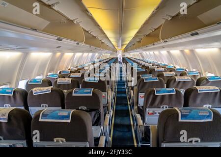 Vue sur l'allée d'une cabine d'avion Spicejet vide. Les bacs supérieurs sont ouverts et vides dans l'avion Boeing 737-800. Banque D'Images