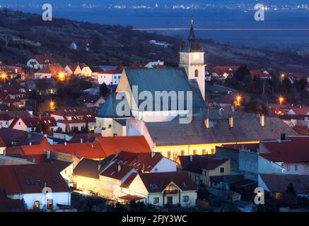 Petite ville en Slovaquie - Svaty Jur la nuit Banque D'Images