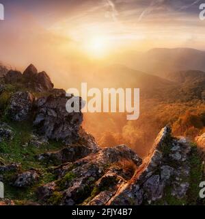 Beau paysage d'été dans les montagnes avec le soleil à l'aube Banque D'Images