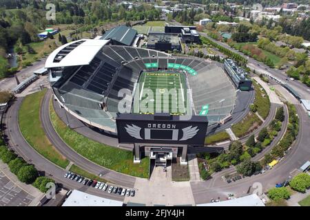 Une vue aérienne du stade Autzen sur le campus de l'Université de l'Oregon, le vendredi 23 avril 2021, à Eugene, Ore. Le stade est la maison de l'Ore Banque D'Images