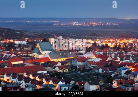 Petite ville en Slovaquie - Svaty Jur la nuit Banque D'Images