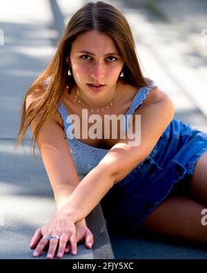 Portrait de Teenage Girl assise sur de longs escaliers en béton Banque D'Images