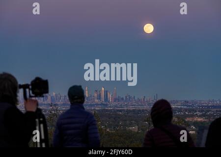 New York, États-Unis. 26 avril 2021. Le 26 avril 2021, les gens regardent une super lune au-dessus des gratte-ciel de Manhattan à New York depuis West Orange du New Jersey, aux États-Unis. Crédit : Wang Ying/Xinhua/Alay Live News Banque D'Images