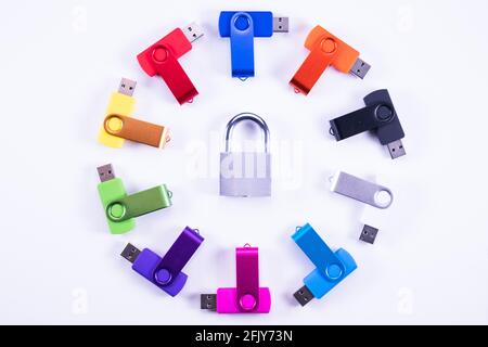 jeu de clés usb colorées isolées sur fond blanc Banque D'Images