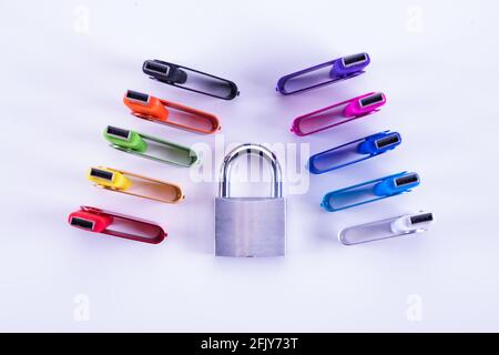 jeu de clés usb colorées isolées sur fond blanc Banque D'Images