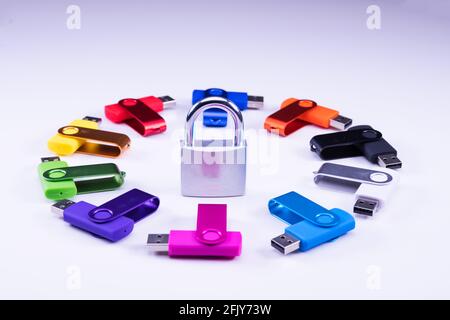 jeu de clés usb colorées isolées sur fond blanc Banque D'Images