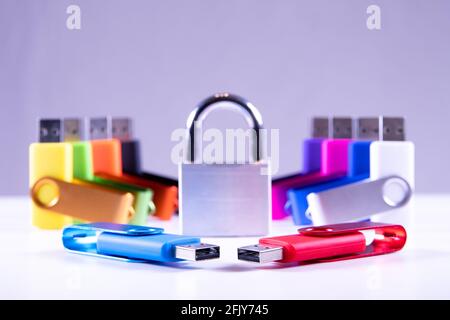 jeu de clés usb colorées isolées sur fond blanc Banque D'Images