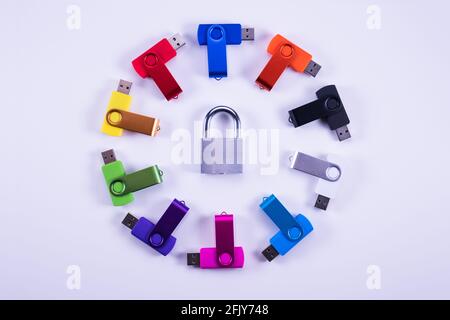 jeu de clés usb colorées isolées sur fond blanc Banque D'Images