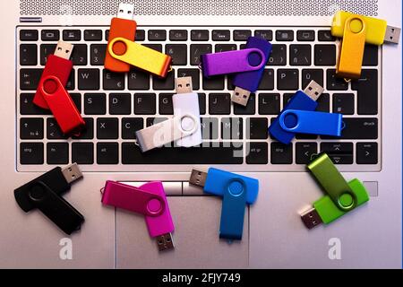 jeu de clés usb colorées isolées sur fond blanc Banque D'Images