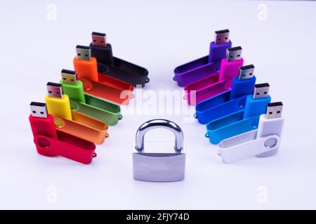 jeu de clés usb colorées isolées sur fond blanc Banque D'Images