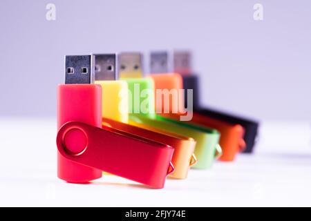 jeu de clés usb colorées isolées sur fond blanc Banque D'Images