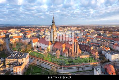 Swidnica, Pologne. Vue aérienne sur la ville avec Saint Stanislaus et la cathédrale Saint-Venceslaus Banque D'Images