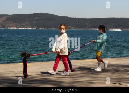 Istanbul, Turquie. 26 avril 2021. Les enfants marchent près du détroit de Bosporus à Istanbul, Turquie, le 26 avril 2021. Credit: Xu Suhui/Xinhua/Alamy Live News Banque D'Images