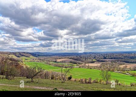 La vue surélevée vers le sud depuis White Downs dans le Surrey Hills lors d'une journée de printemps ensoleillée près de Dorking Surrey Angleterre Royaume-Uni Banque D'Images