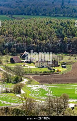 La vue surélevée vers le sud depuis White Downs dans le Surrey Hills lors d'une journée de printemps ensoleillée près de Dorking Surrey Angleterre Royaume-Uni Banque D'Images