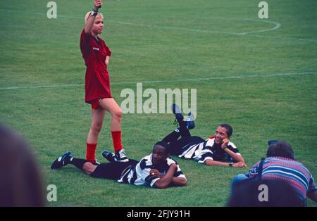 Singer T. (debout) et chanteur Lazy du groupe Monsieur le Président et chanteur Lee du groupe TIC TAC TOE, à l'occasion d'un match-bénéfice organisé par le club sportif LSK, 17 mai 1998, Lüneburg, Basse-Saxe, Allemagne Banque D'Images