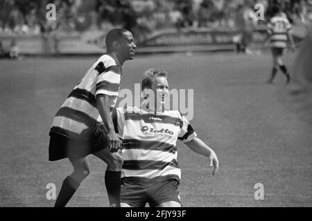 La chanteuse Lazy du groupe Monsieur le Président et animateur de télévision Johannes B. Kerner, à l'occasion d'un match-bénéfice organisé par le club sportif LSK, 17 mai 1998, Lüneburg, Basse-Saxe, Allemagne Banque D'Images