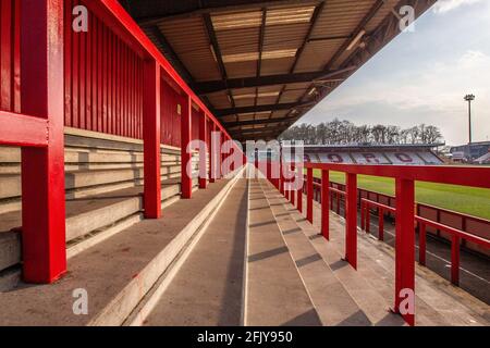 Terrasse de football vide donnant sur le terrain de la ligue inférieure, stade Lamex, stade du Stevenage FC Banque D'Images