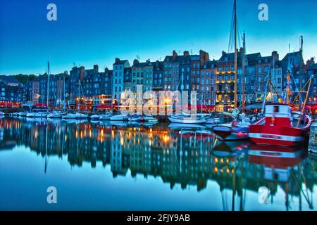 Port de Honfleur / France à l'heure bleue Banque D'Images