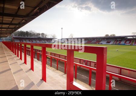 Terrasse de football vide donnant sur le terrain de la ligue inférieure, stade Lamex, stade du Stevenage FC Banque D'Images