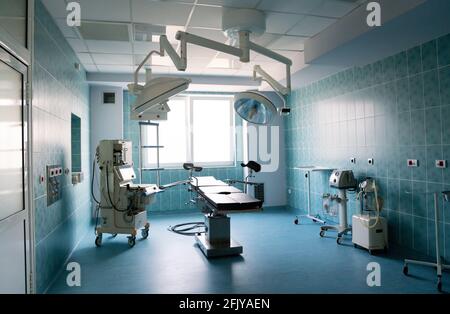 L'équipement et des appareils médicaux en salle d'opération moderne Banque D'Images